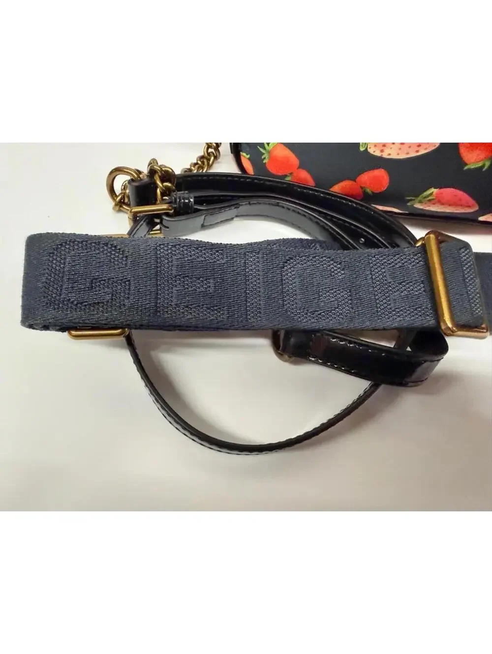 Kurt Geiger London Strawberry Camera Bag 🍓 Crossbody (Chain + Guitar Strap) NWT - Picture 10 of 11